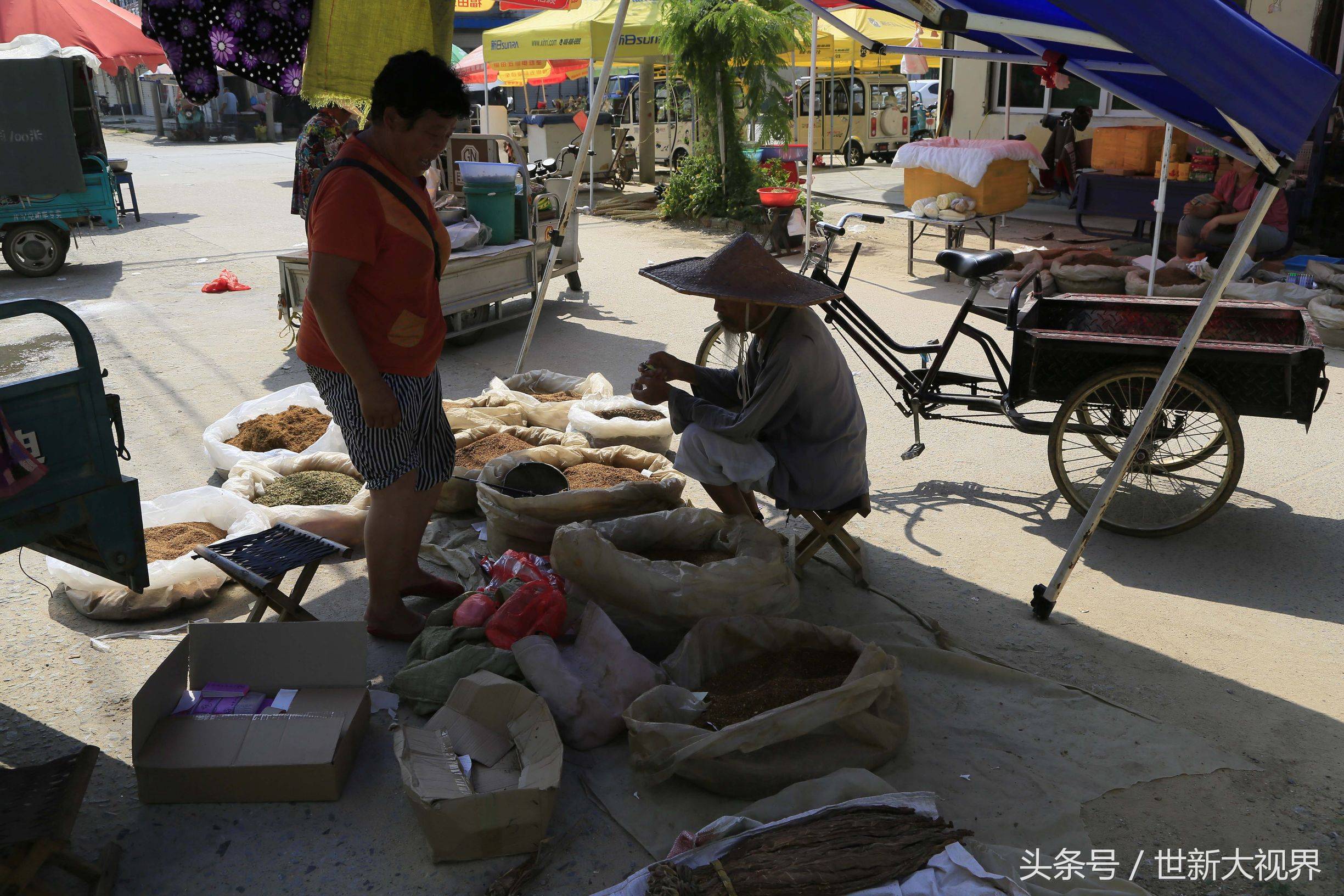 卖烟叶的女人说,看到他们年龄大了,有时候不由自主会多给一些