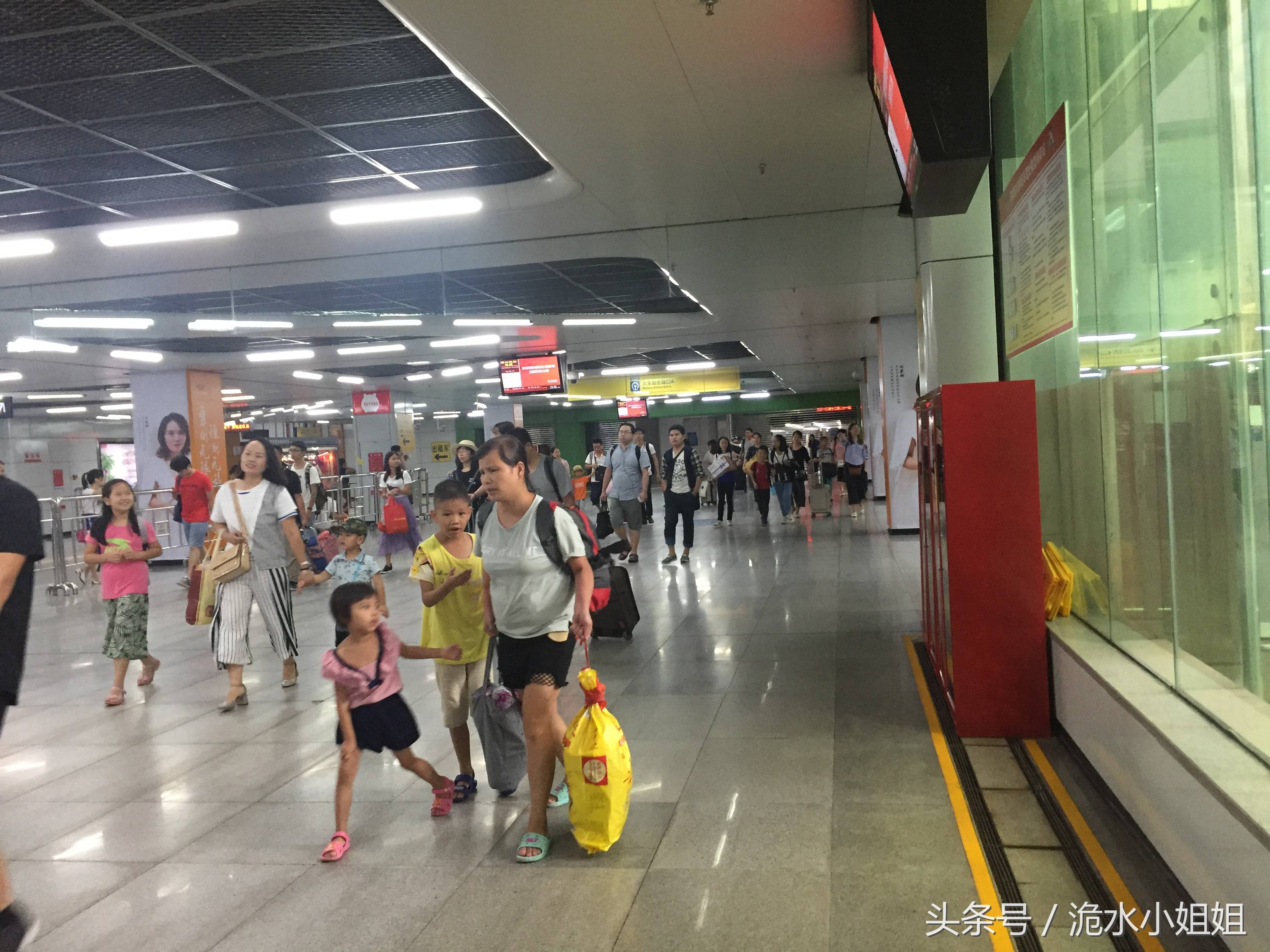 实拍暑假期间的深圳东站,一个大人带两个小孩是标配