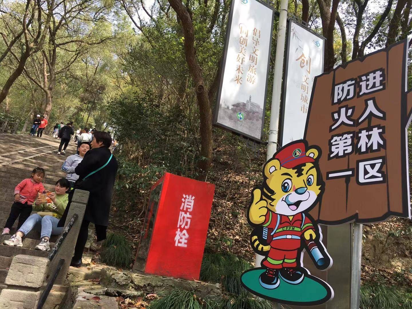 「听」听众热线:佘山国家森林公园堂而皇之出售香烛、使用明火