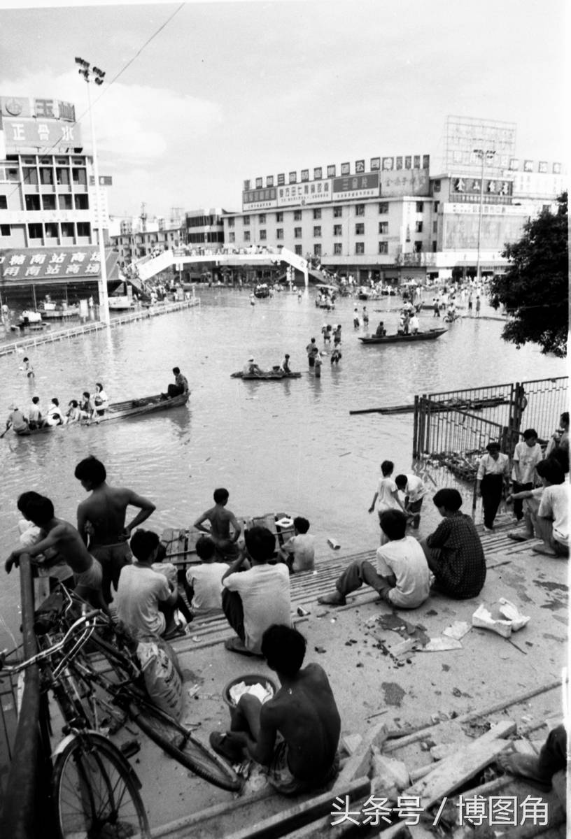 1996年7月,被水围困的广西柳州铁路局