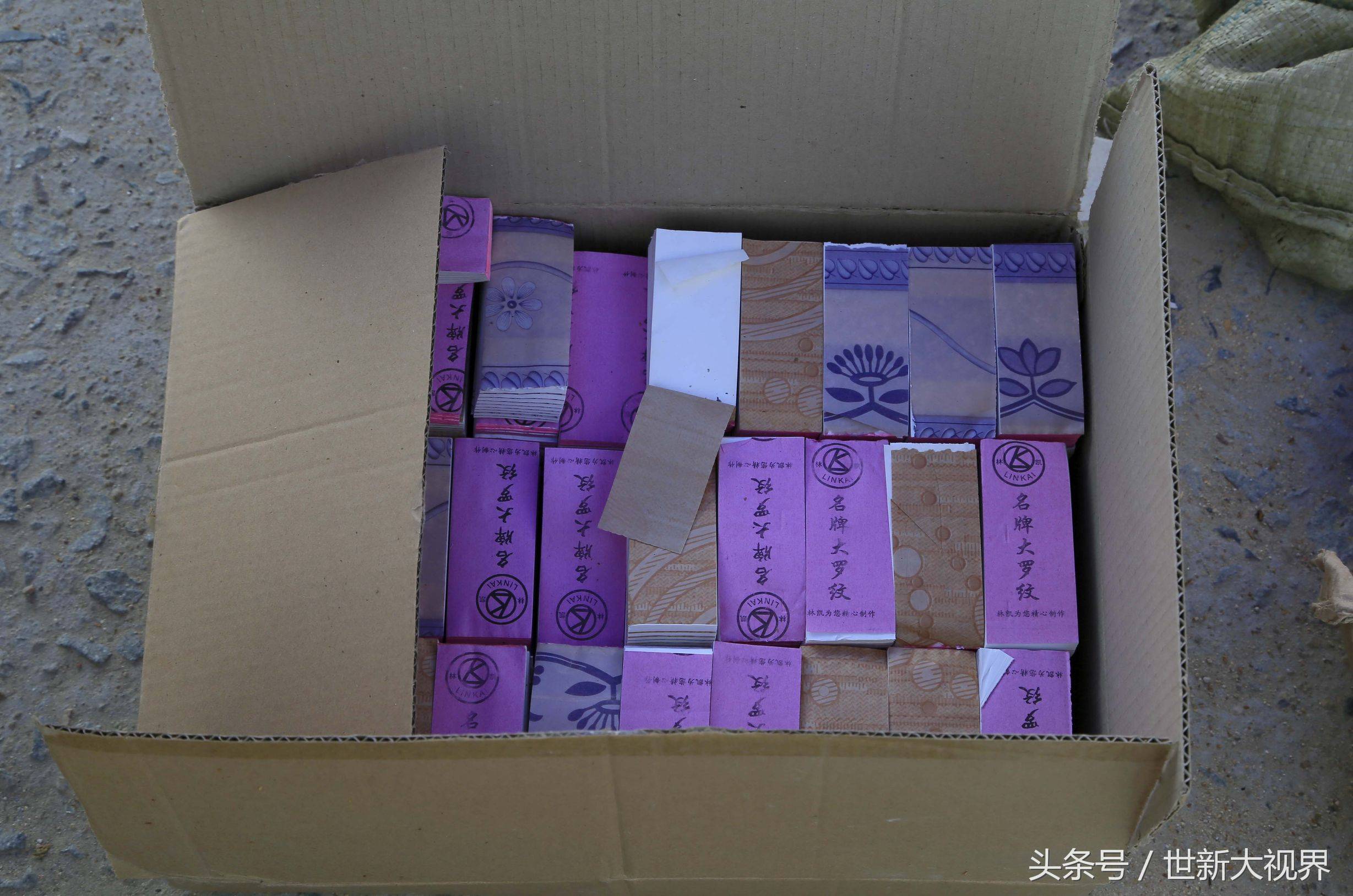 卖烟叶的女人说,看到他们年龄大了,有时候不由自主会多给一些