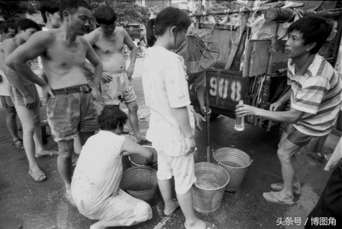 1996年7月,被水围困的广西柳州铁路局