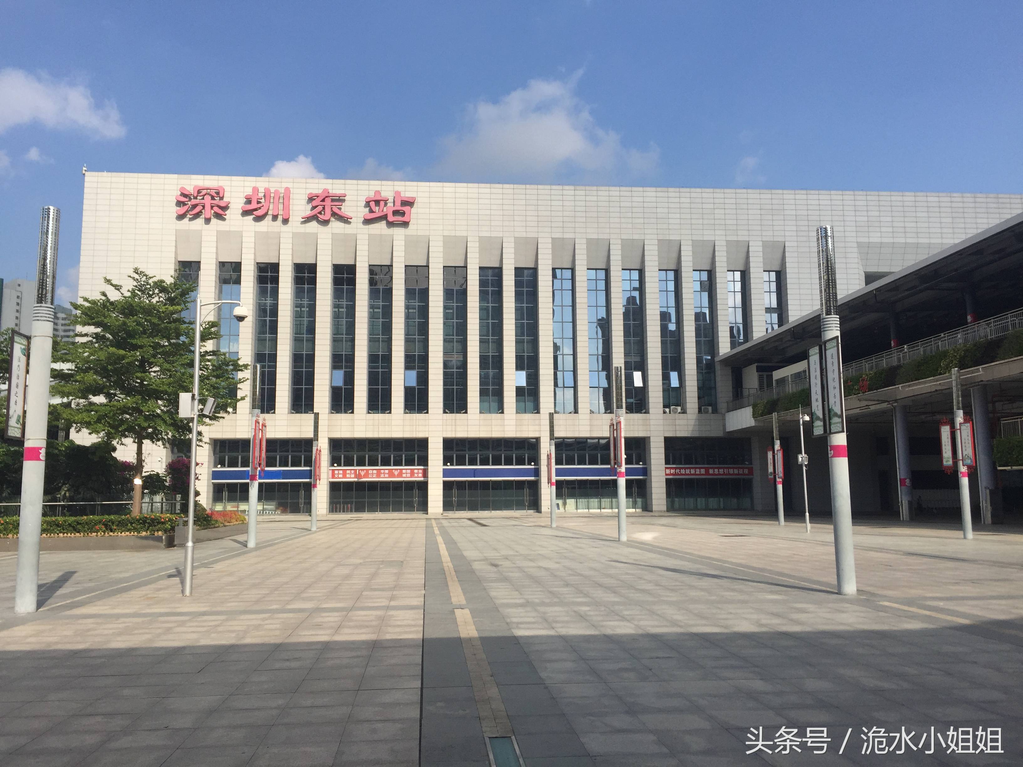 实拍暑假期间的深圳东站,一个大人带两个小孩是标配