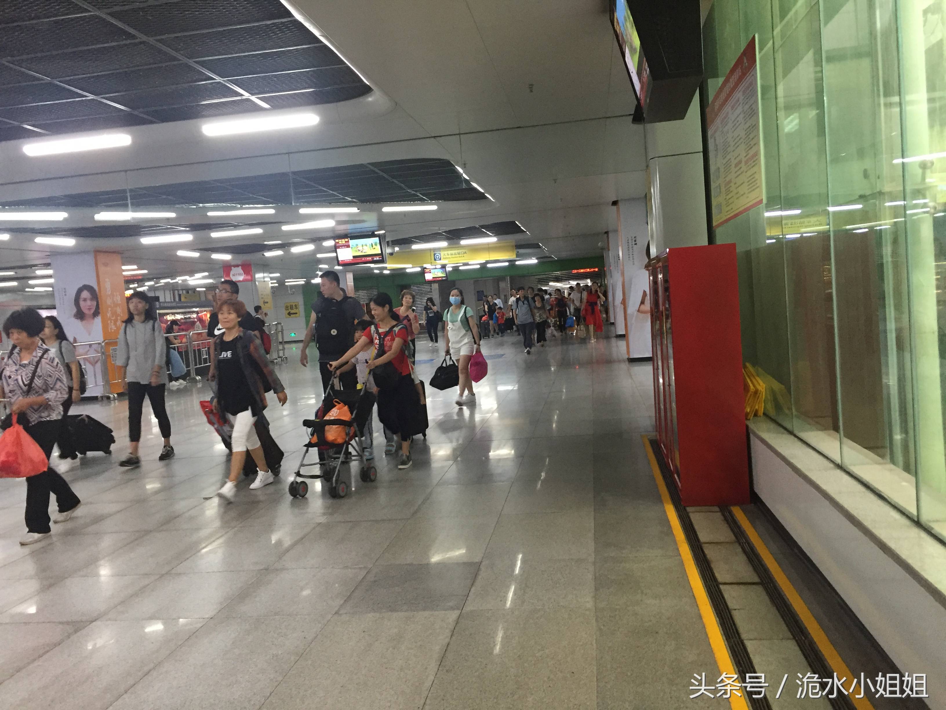 实拍暑假期间的深圳东站,一个大人带两个小孩是标配