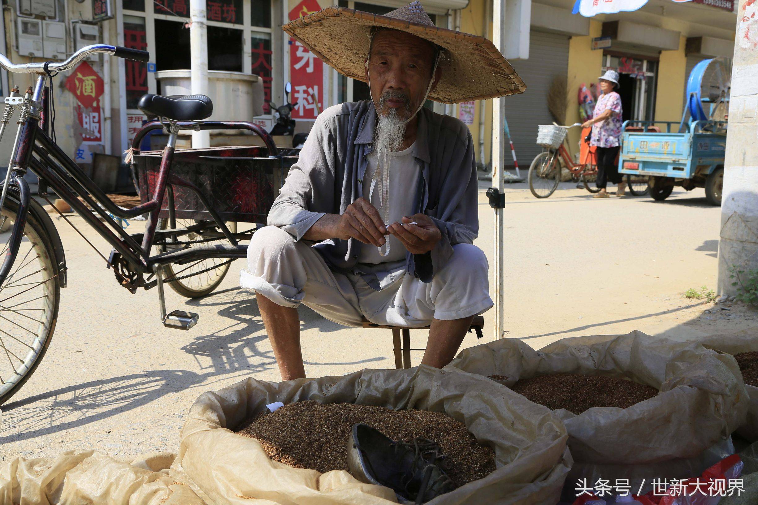 卖烟叶的女人说,看到他们年龄大了,有时候不由自主会多给一些