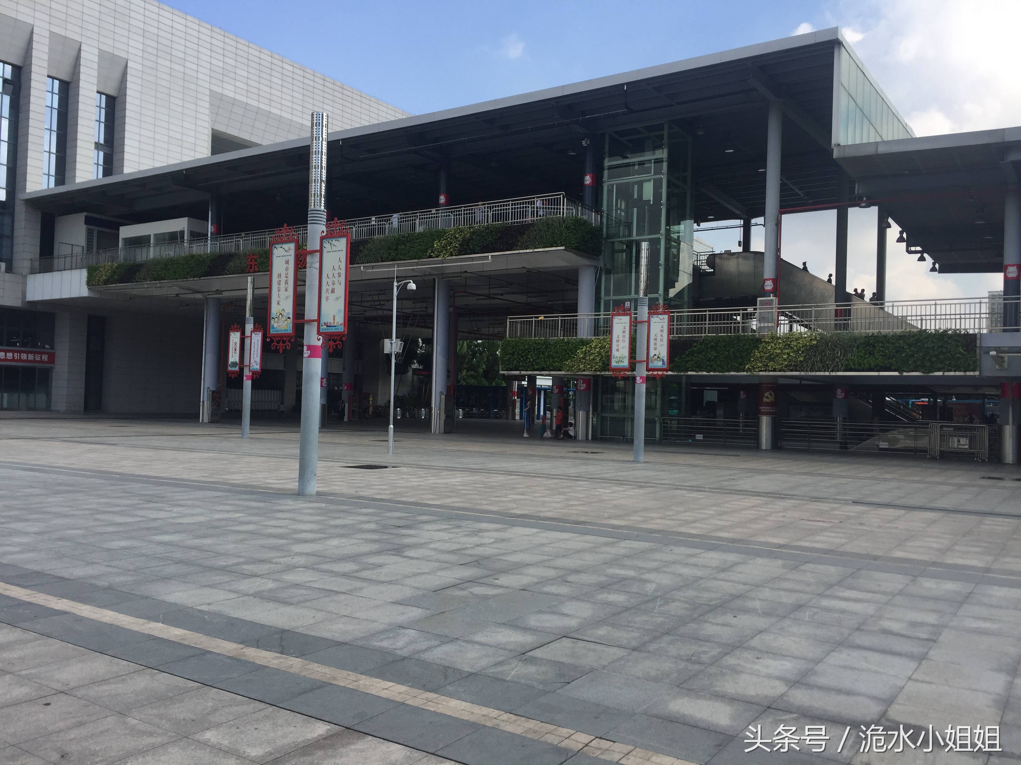 实拍暑假期间的深圳东站,一个大人带两个小孩是标配