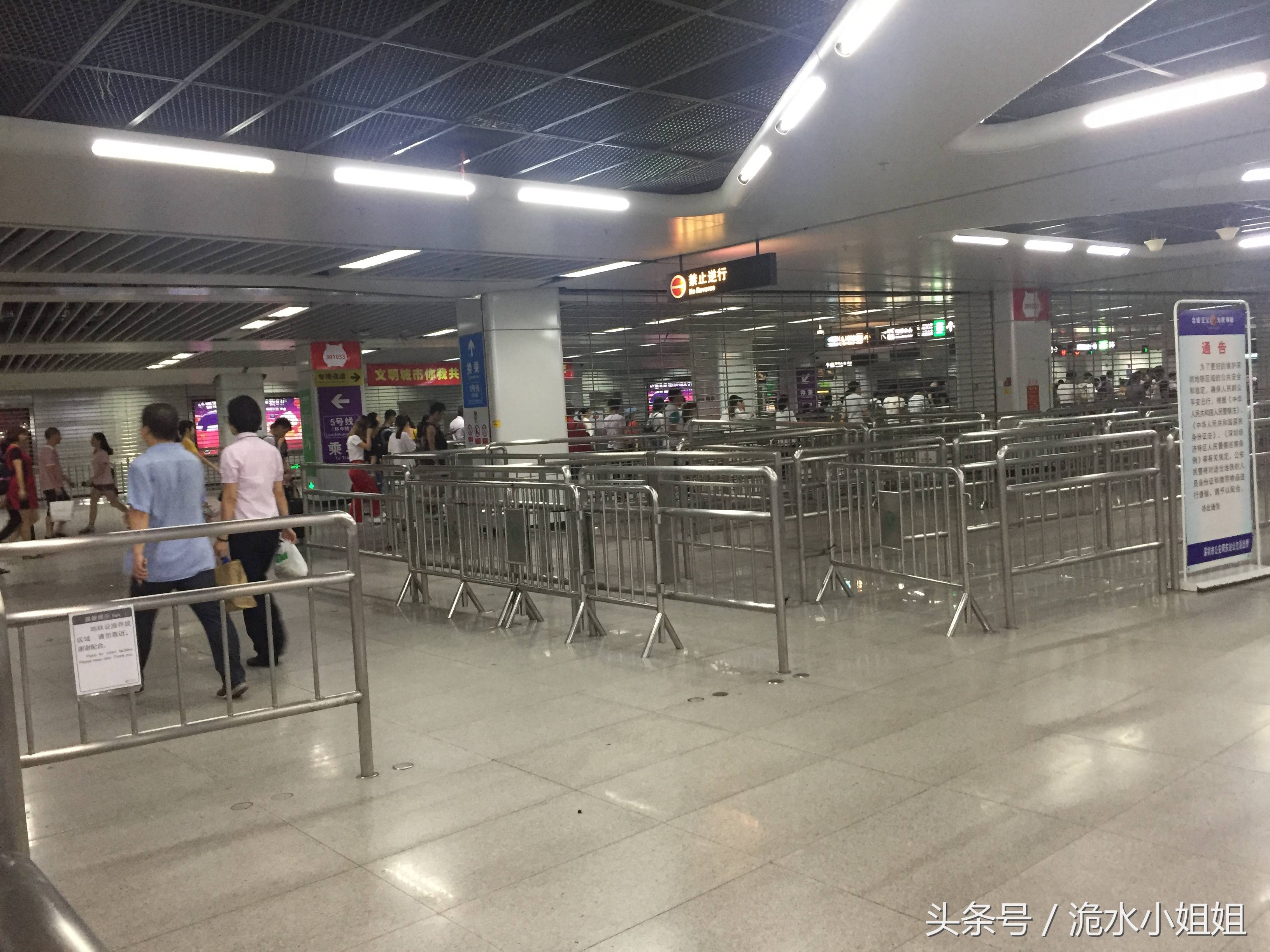 实拍暑假期间的深圳东站,一个大人带两个小孩是标配