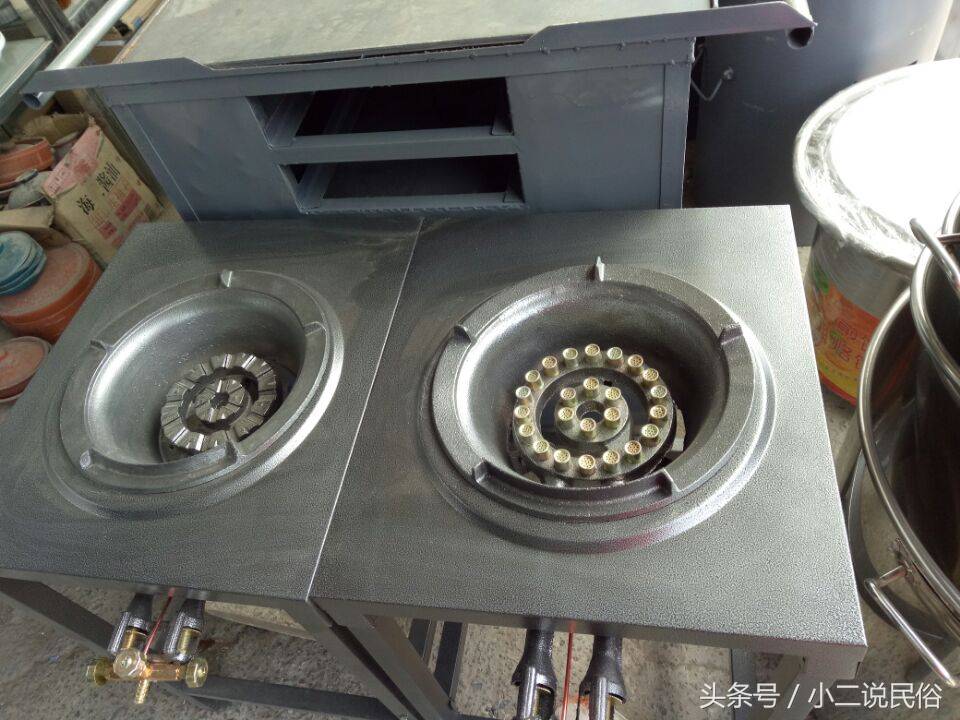 农村集市上卖的灶具齐全,无论是烤烧饼专用还是烤地瓜专用都有