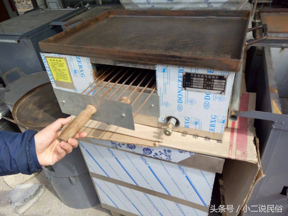 农村集市上卖的灶具齐全,无论是烤烧饼专用还是烤地瓜专用都有