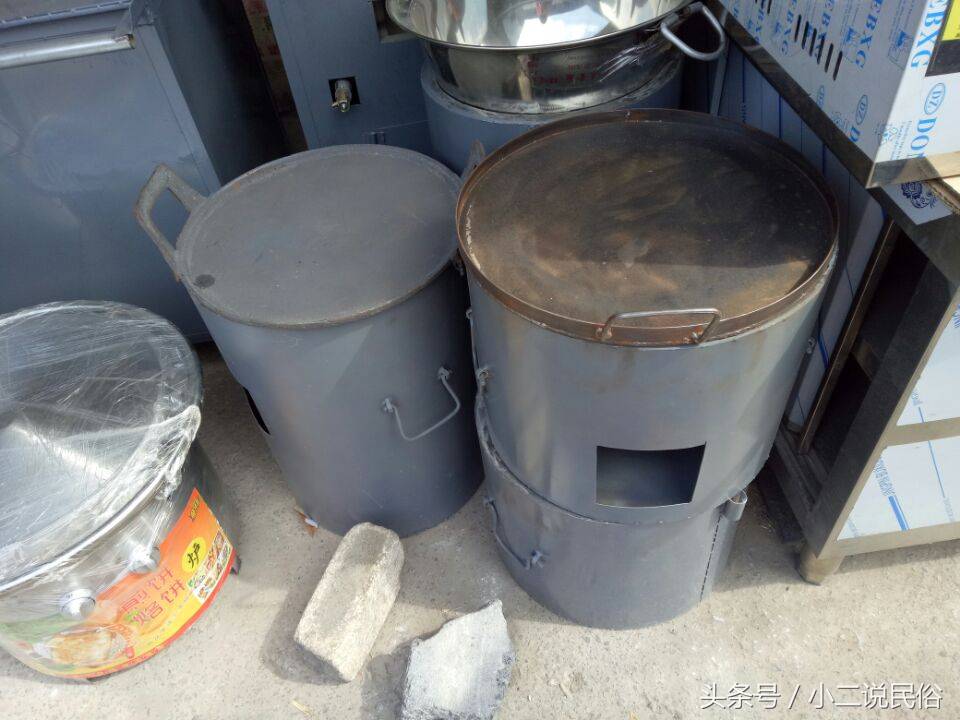 农村集市上卖的灶具齐全,无论是烤烧饼专用还是烤地瓜专用都有