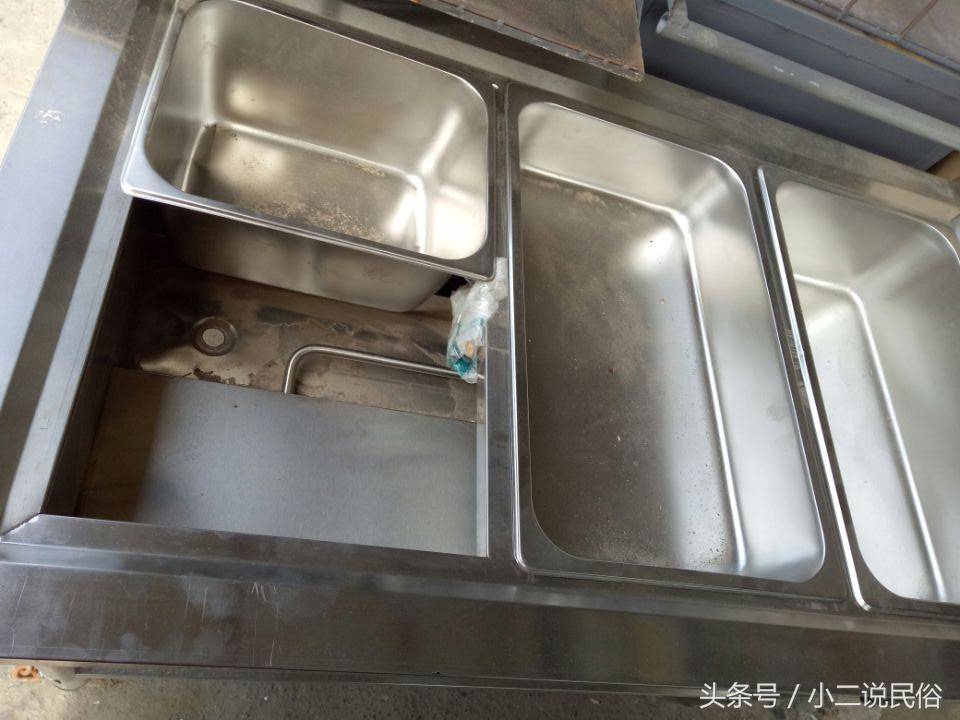 农村集市上卖的灶具齐全,无论是烤烧饼专用还是烤地瓜专用都有