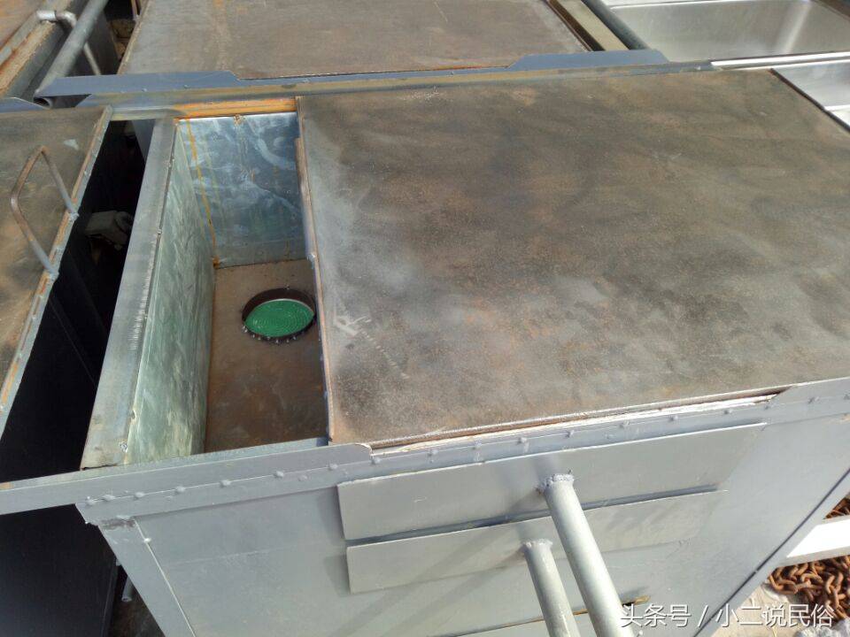 农村集市上卖的灶具齐全,无论是烤烧饼专用还是烤地瓜专用都有