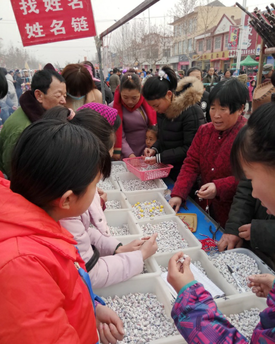 农村集市卖的“招财猫”,利润是成本的百倍,却吸引顾客争相购买