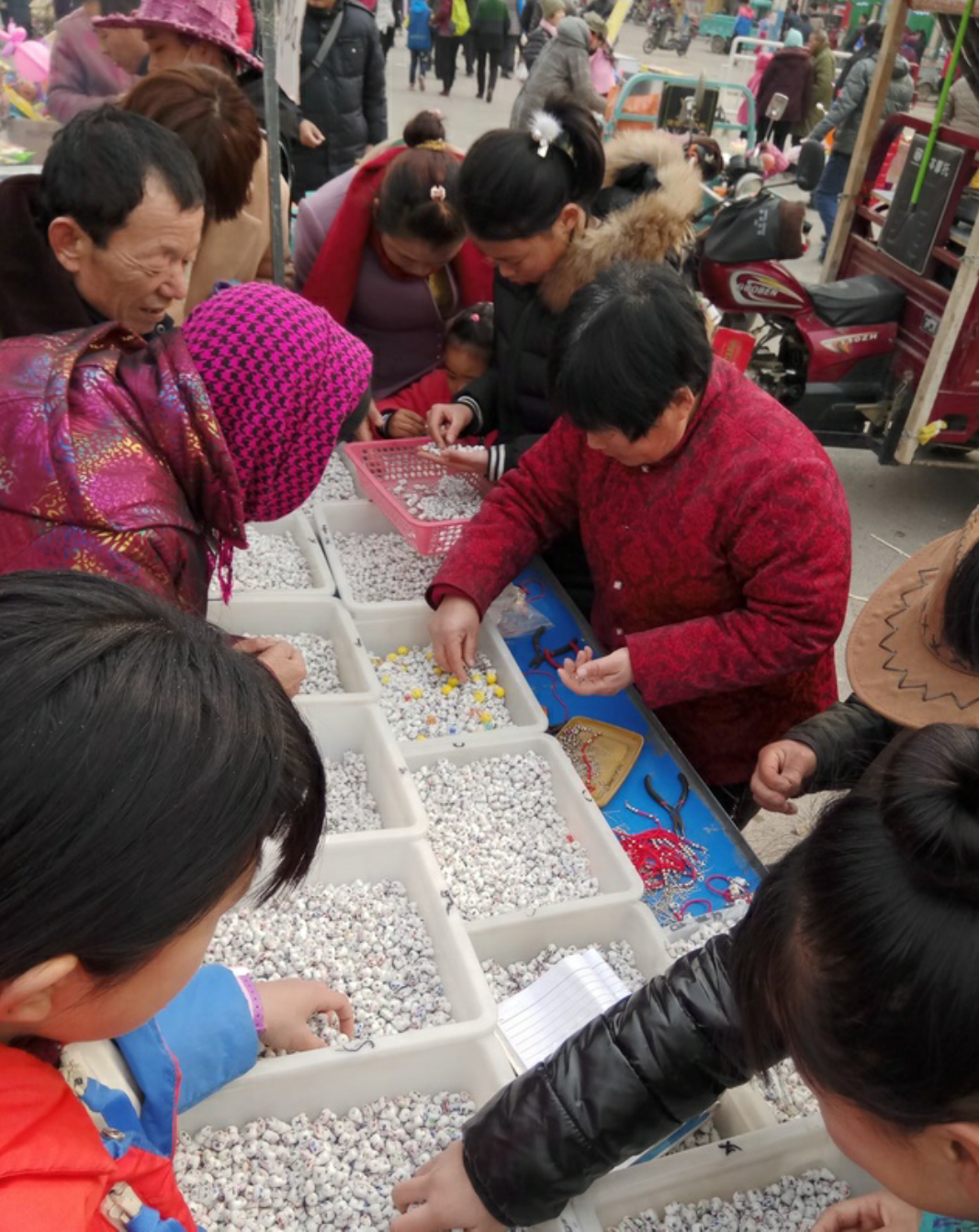 农村集市卖的“招财猫”,利润是成本的百倍,却吸引顾客争相购买