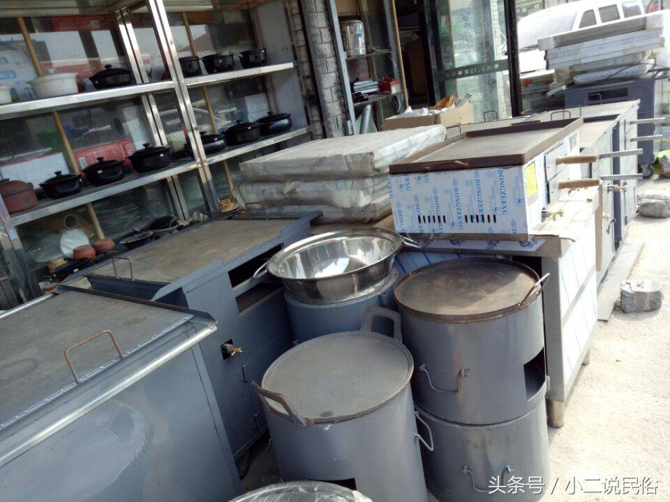 农村集市上卖的灶具齐全,无论是烤烧饼专用还是烤地瓜专用都有