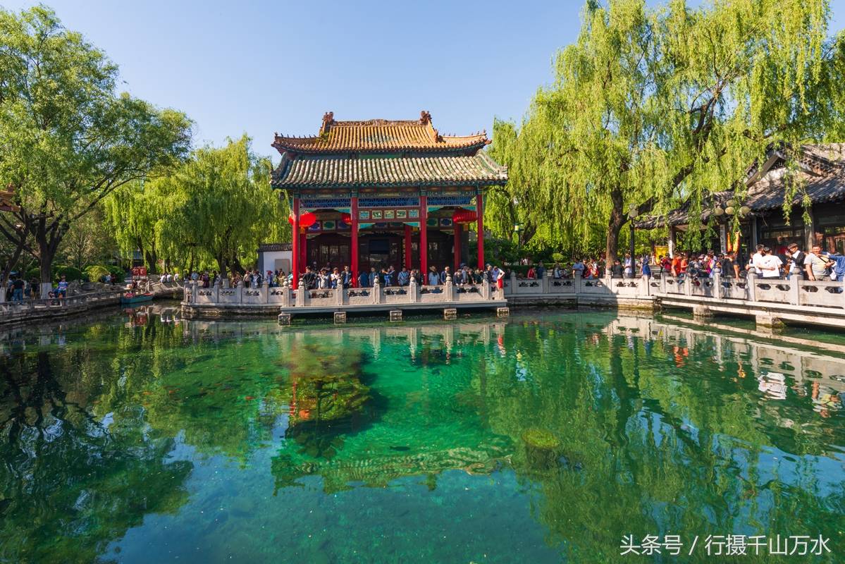济南趵突泉,碧绿的泉水清澈见底,美不胜收