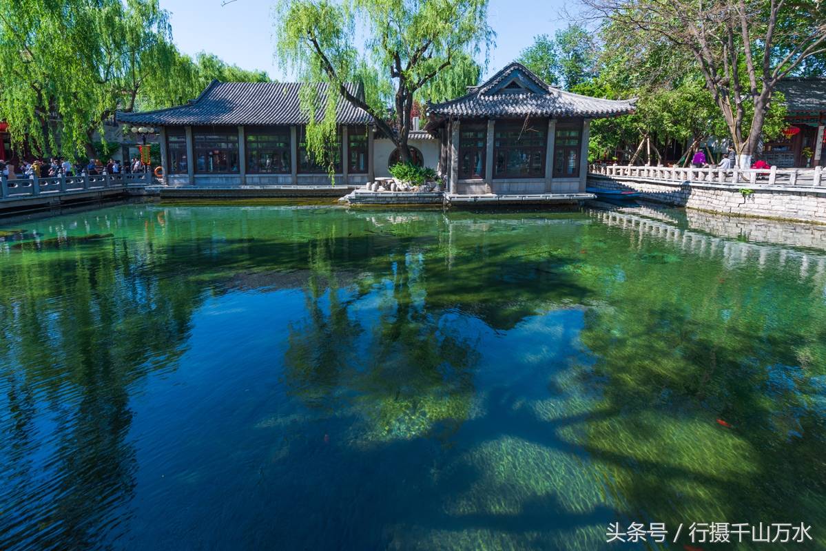 济南趵突泉,碧绿的泉水清澈见底,美不胜收