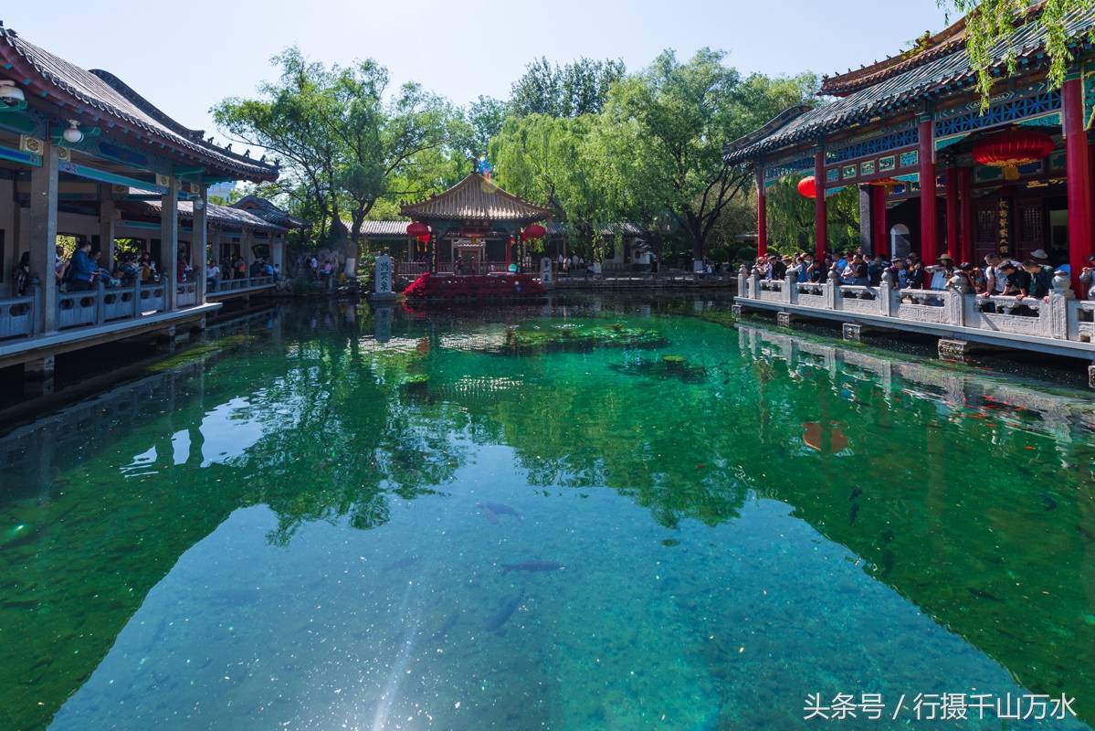 济南趵突泉,碧绿的泉水清澈见底,美不胜收