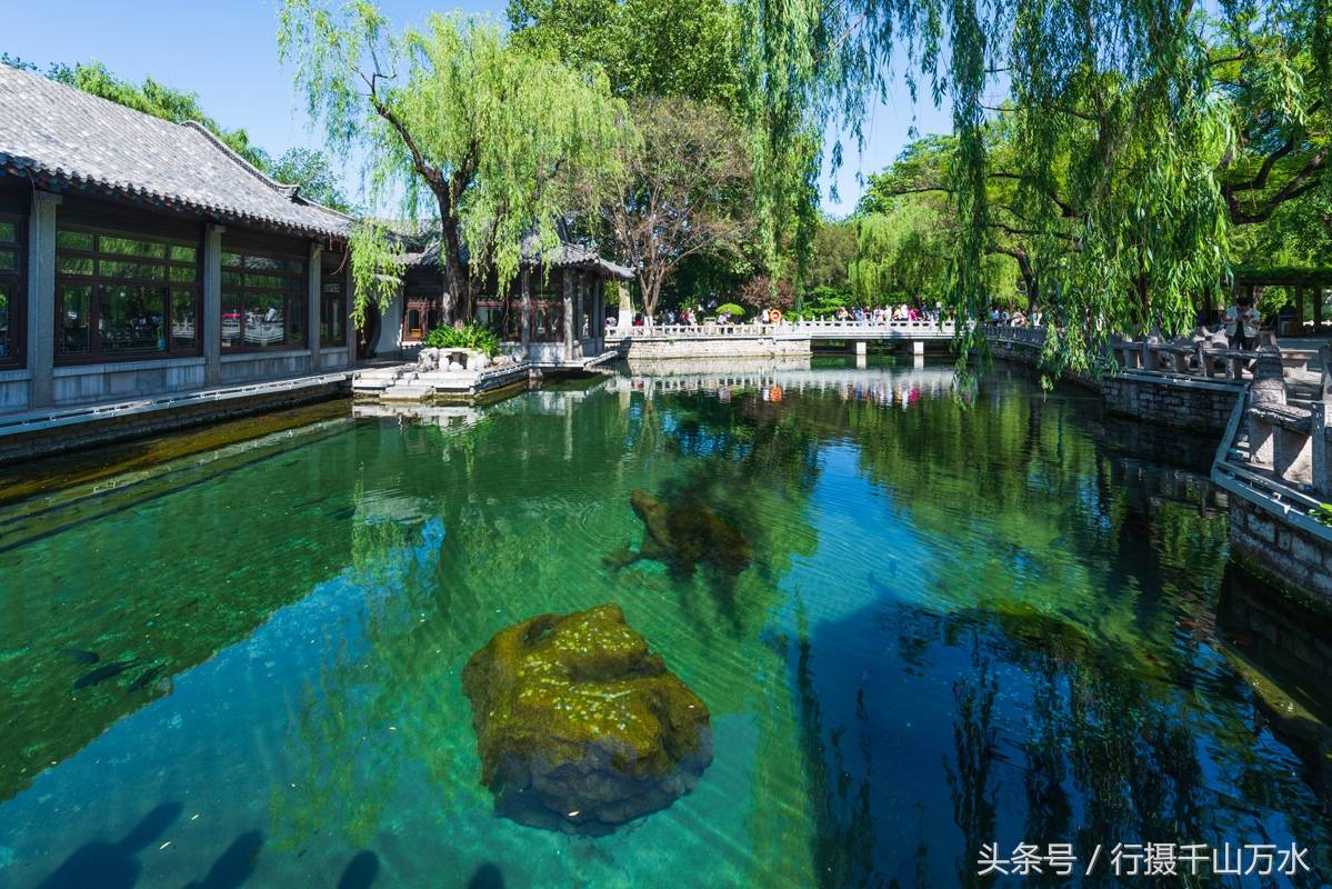 济南趵突泉,碧绿的泉水清澈见底,美不胜收