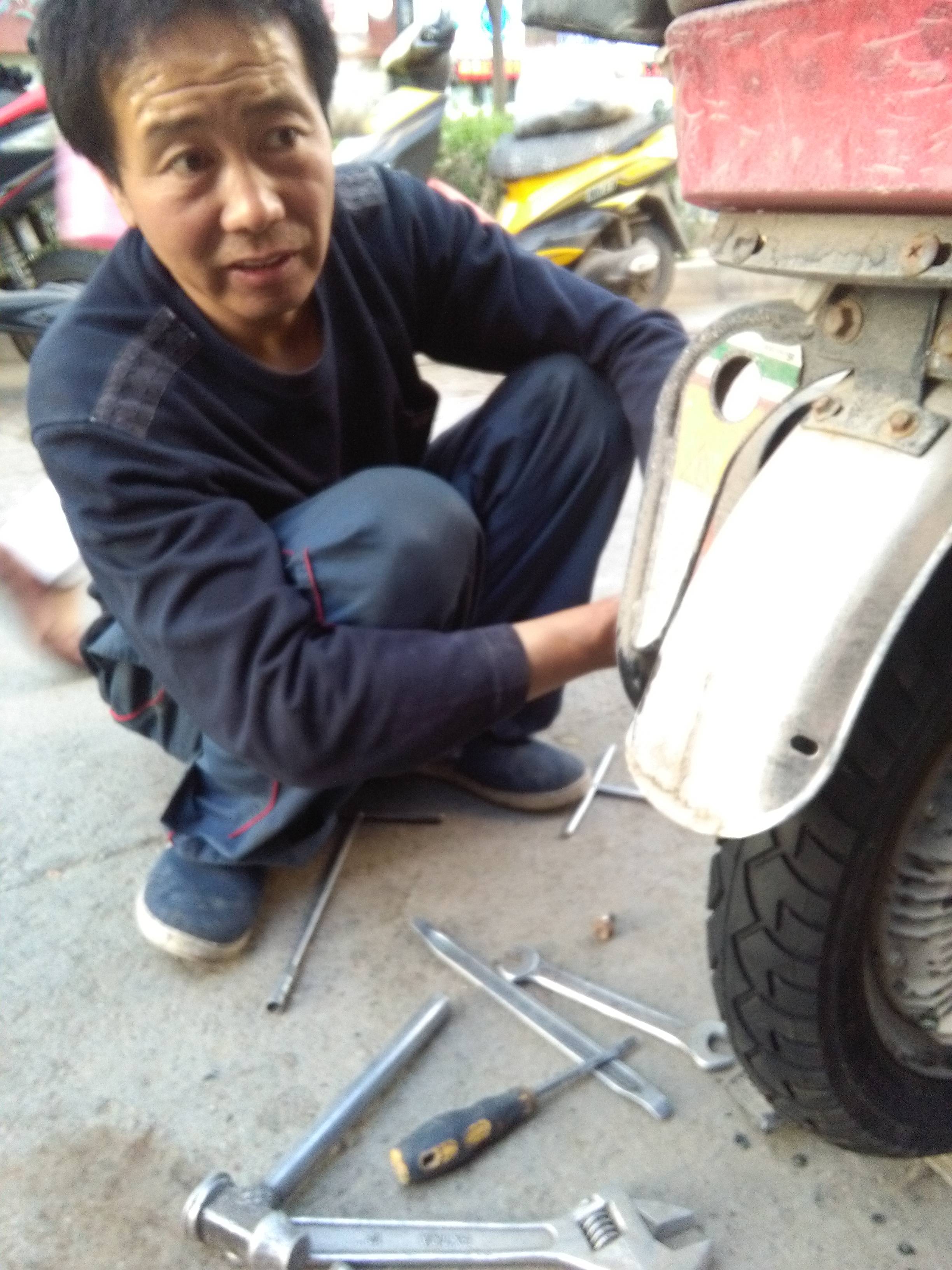 电动车真空胎更换品牌的选择,费工时的活能让修理工得到合理收费