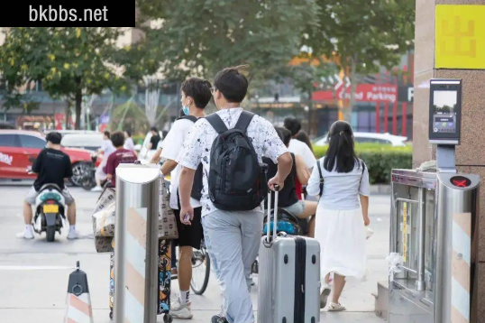 2022大学生暑假回家需要向社区报备吗1
