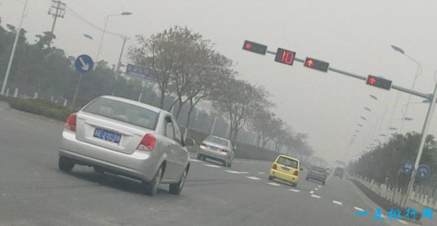 不遵守交通规则的汽车