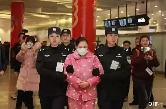 卷走10亿拥23套房 美女总裁穿睡衣被抓
