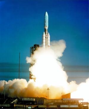 美国旅行者-2号星际探测器成为首个飞近天王星