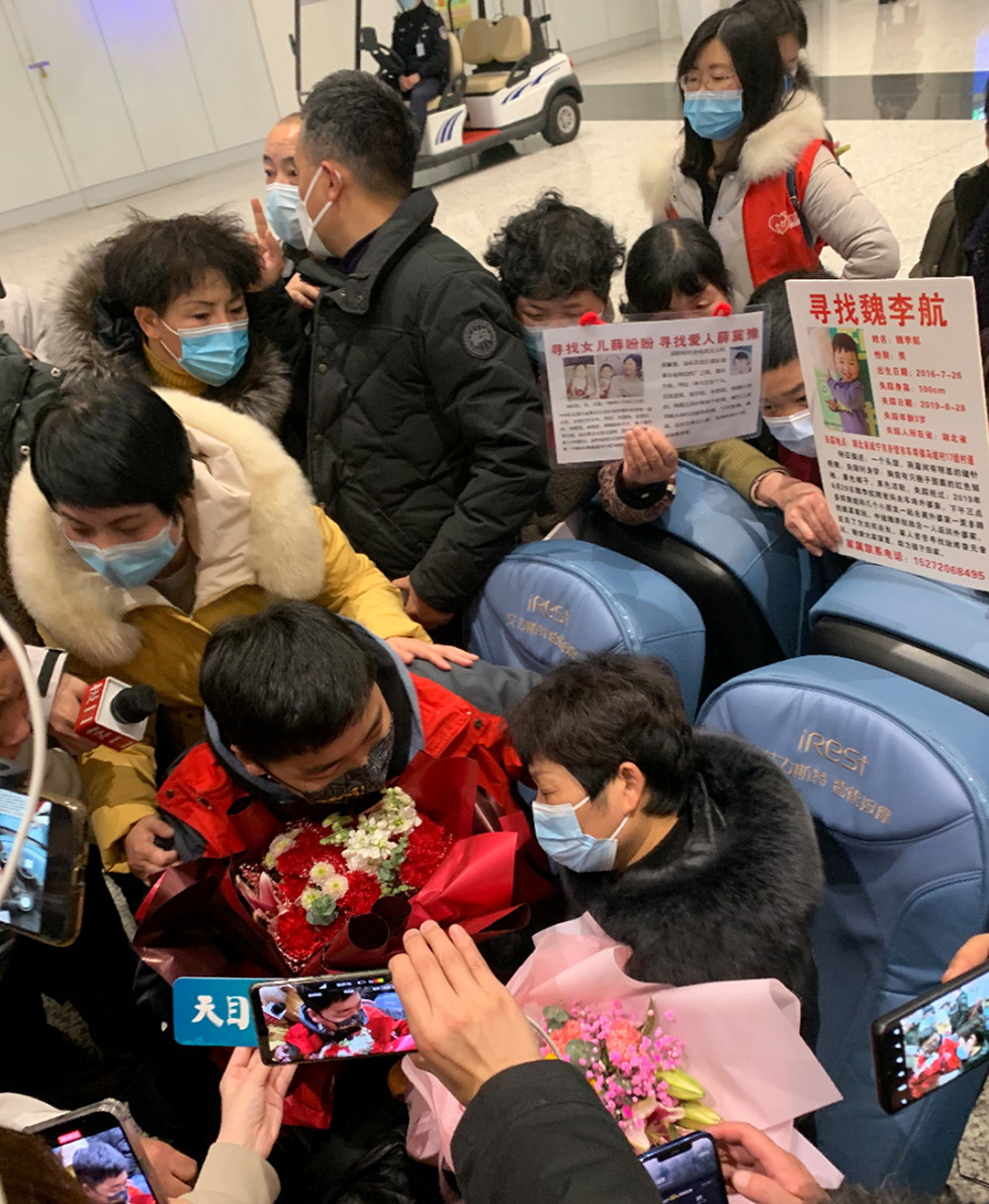 张洋洋和母亲在武汉认亲。  邓飞 澎湃资料