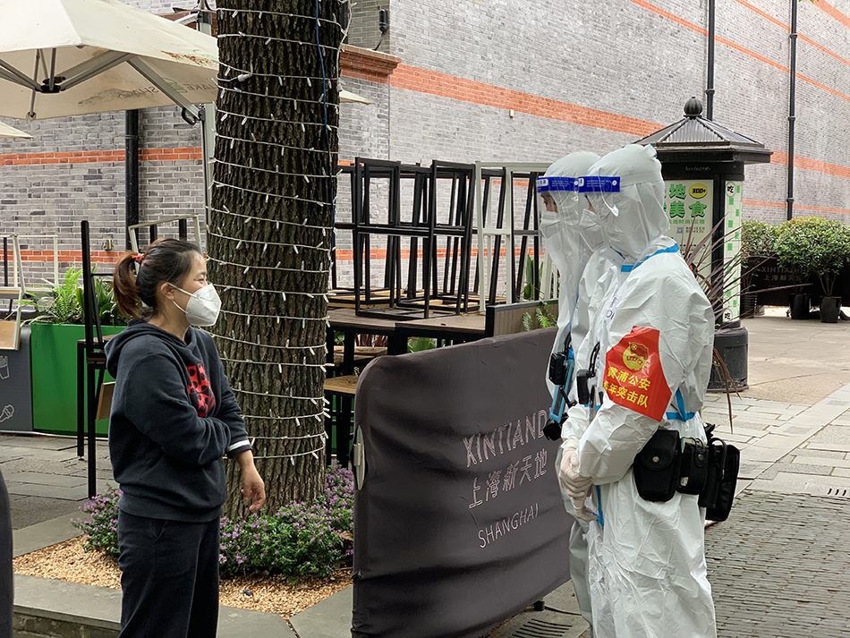 民警毛睿煜和同事巡逻复工门店