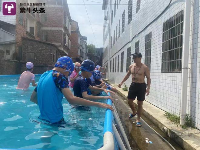唐欢在教孩子们游泳。