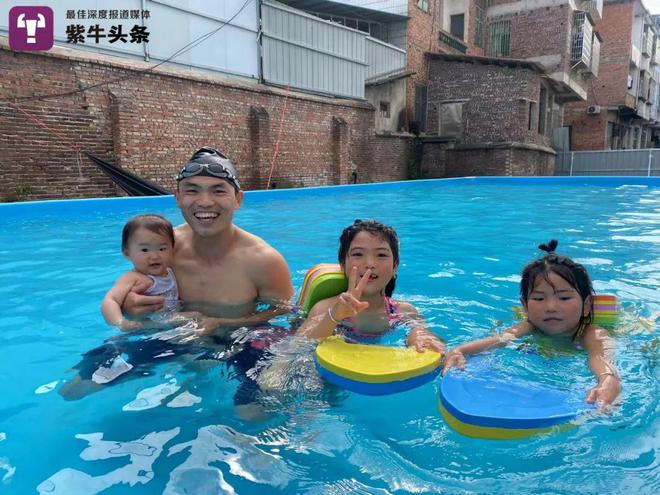 唐欢在教孩子们游泳。
