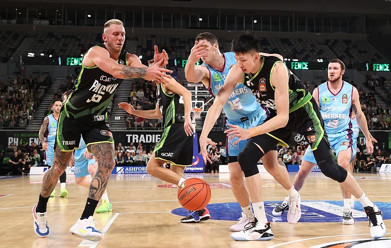 凤凰不敌破坏者,周琦首秀得到8分4篮板1抢断