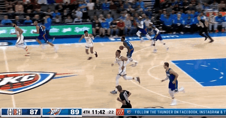 梦回巅峰!沃尔全场奔袭,快攻甩掉雷霆全队滑翔扣篮