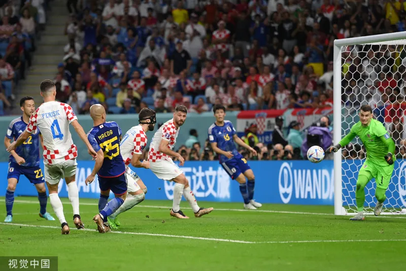 日本守门员手抛球进球