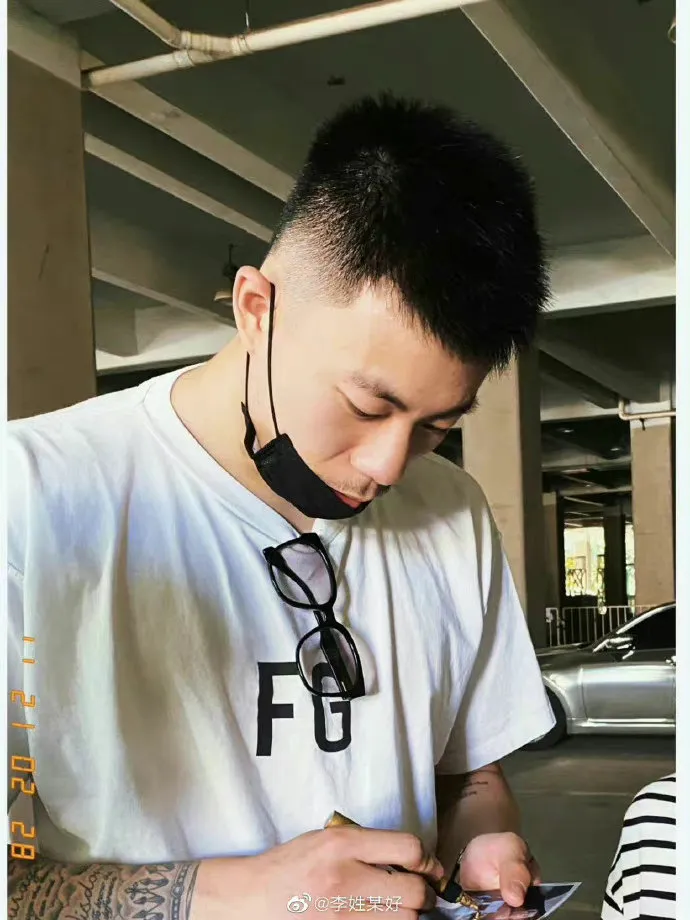 新赛季改穿77号?张镇麟最近球迷签名从7号变成77号