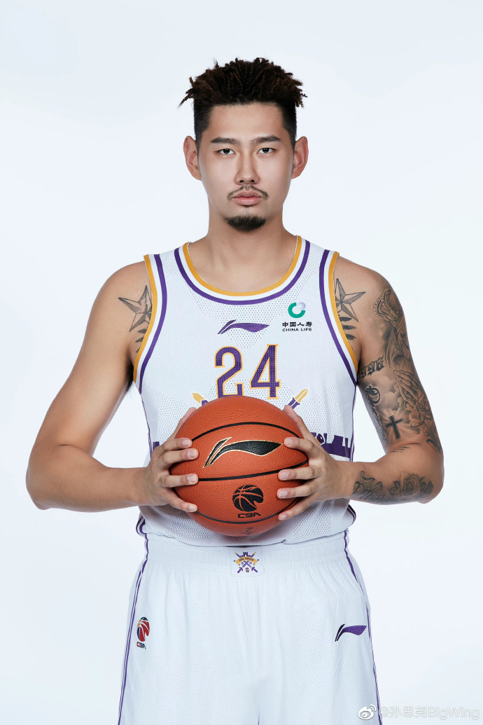 孙思尧晒定妆照:第四年打职业了,做最好的自己