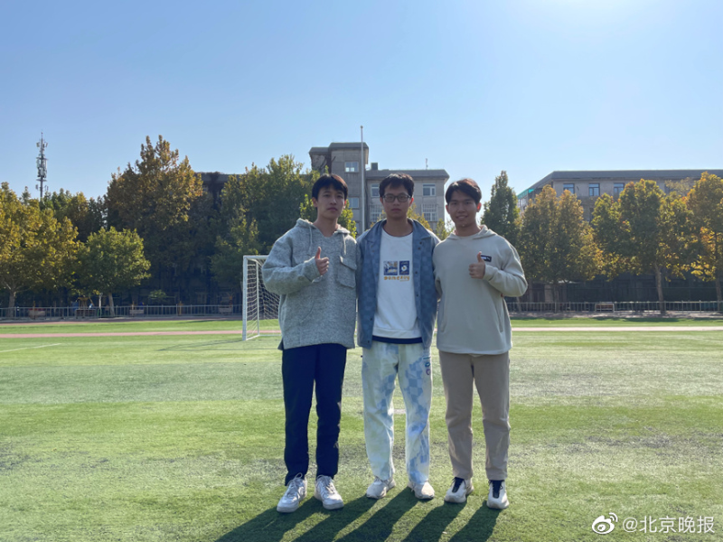 了不起!北京一高校学生足球场上比赛时心脏骤停被同学救回