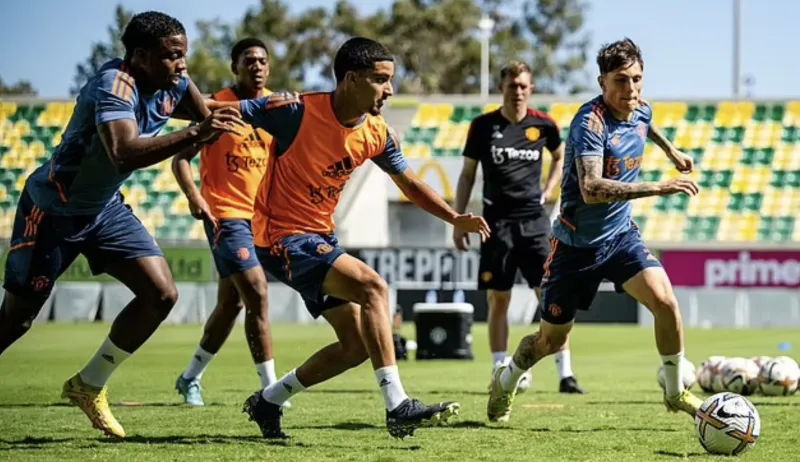 享受度假的感觉,曼联留在27度的塞浦路斯训练了一天