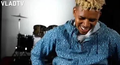 杨:我跟布拉奇曾跟个啦啦队员发生关系,然后她被解雇了