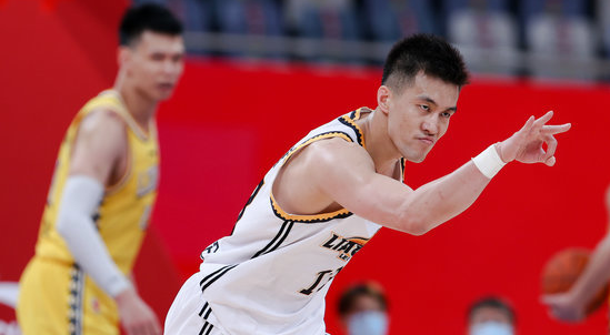 郭艾伦被吹犯规 郭艾伦被吹技术犯规