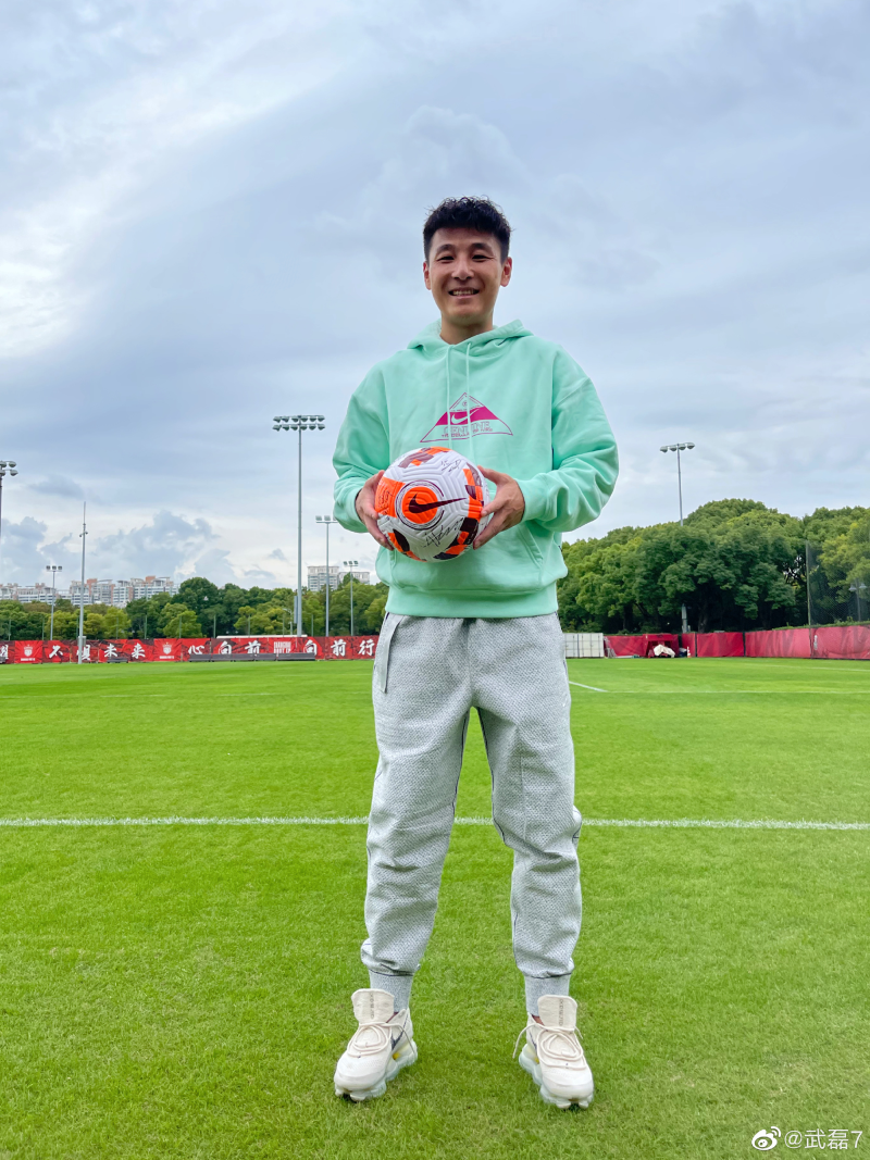 人逢喜事精神爽!武磊晒带帽比赛用球:从大连带回来个球