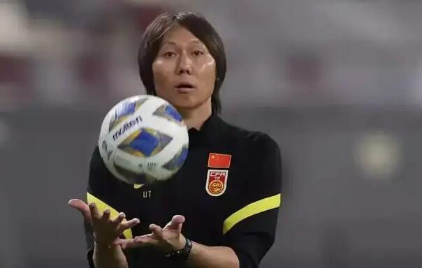 媒体人:李铁的车一直停在酒店,后来被家人开走