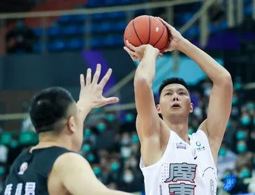 易建联砍下18分14个篮板