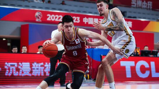 张宁17分 张宁压哨三分