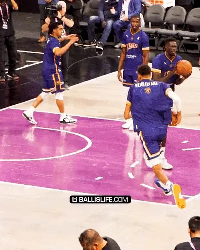 样样精通!文班亚马在热身时完成单手胯下击地大回环扣篮