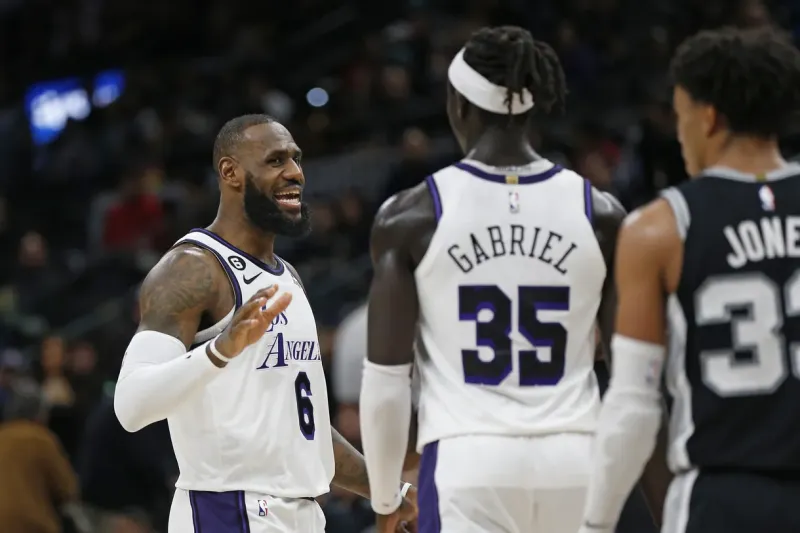 交易汇总湖人阵容