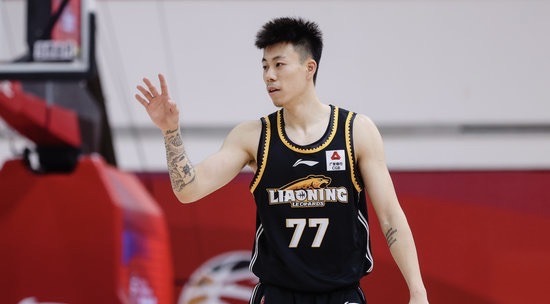 张镇麟全场得到19分15板6助攻2抢断