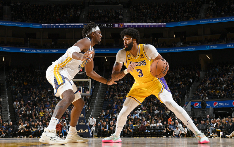 戴维斯砍下35分 戴维斯抢下篮板