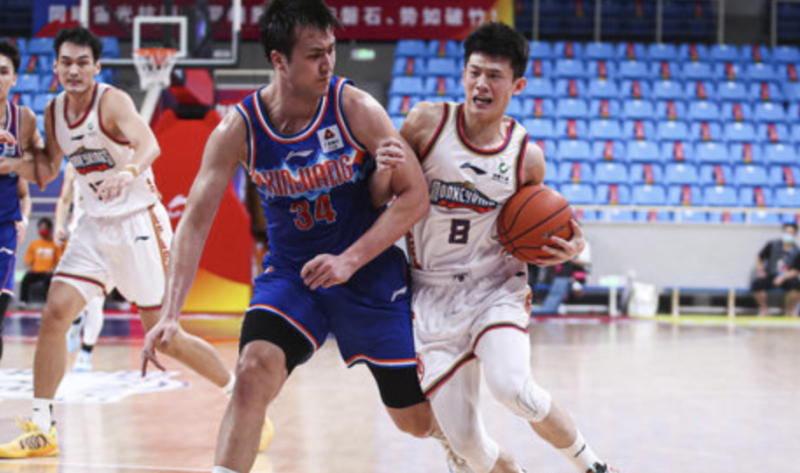 王岚嵚全场出战31分钟,投篮11中7,三分3中3,得17分2助攻